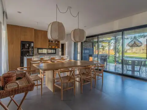 Casa en Venta con 2 cocheras