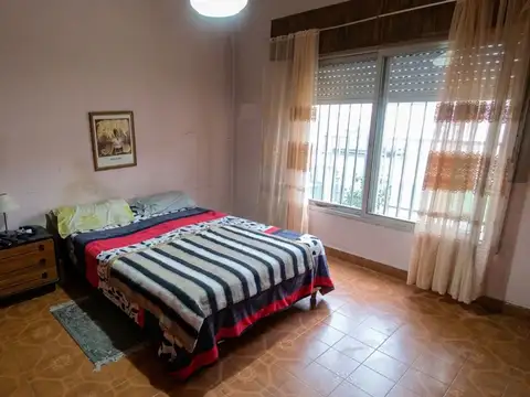 Casa 6 ambientes con 2 baños