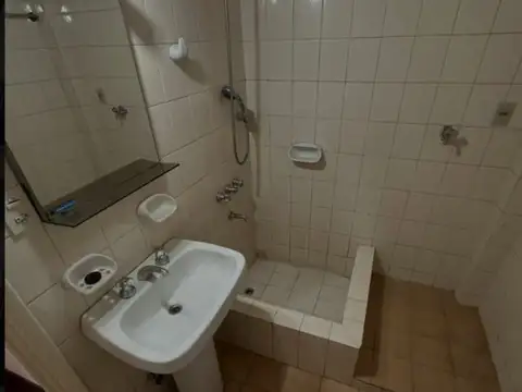 Cap J G Bermudez 100, Piso 2