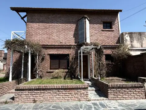 Casa 4 ambientes con 3 baños