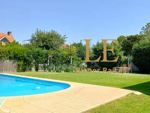 Casa en Venta con 3 cocheras