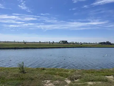 Lote en venta al lago central en Barrio Costas | Puertos