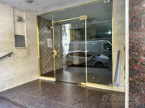 Departamento 2 dormitorios, patio, cochera y baulera en venta en Caballito