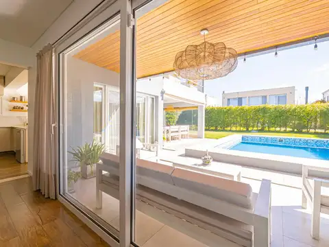 Casa en Venta con 2 cocheras