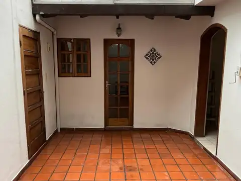 LOTE PROPIO APTO DOS FAMILIAS - EN VENTA CON GARAJE TERRAZA Y QUINCHO - EN BUEN ESTADO