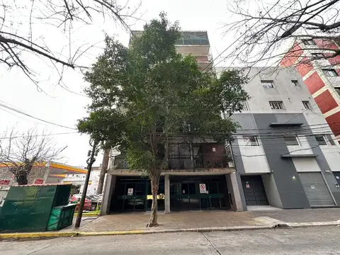 Departamento de 3 ambientes con balcón, vista abierta y cochera cubierta en alquiler.