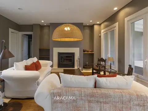 Casa en Venta con 2 cocheras