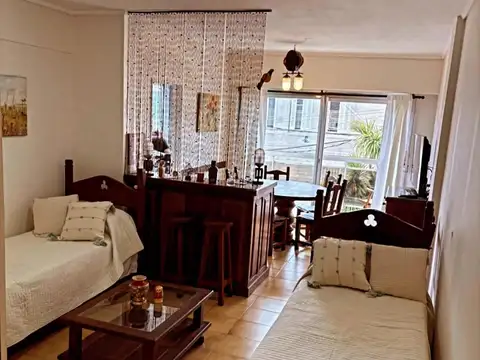 ESTUDIANTES: 1 AMBIENTE CON COCHERA