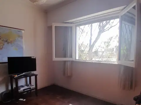 Casa 4 Ambientes con Cochera en Venta