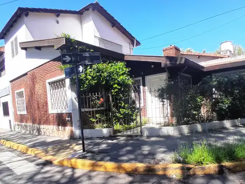 Casa 4 Ambientes con Cochera en Venta