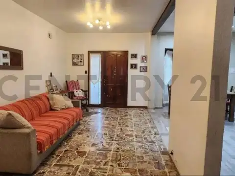 Casa 5 ambientes con 2 baños