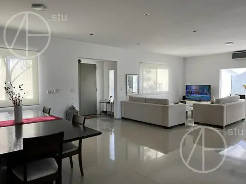 Casa 4 ambientes con 4 baños