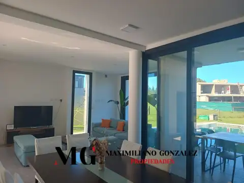 Casa en Venta con 2 cocheras