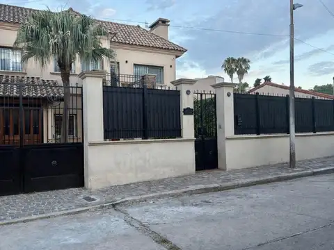 Casa en Venta con 3 cocheras