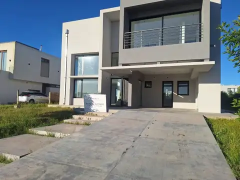 VENTA CASA 5 AMBIENTES HUDSON BARRIO VILLALOBOS