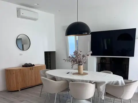 Casa en Alquiler con 2 cocheras