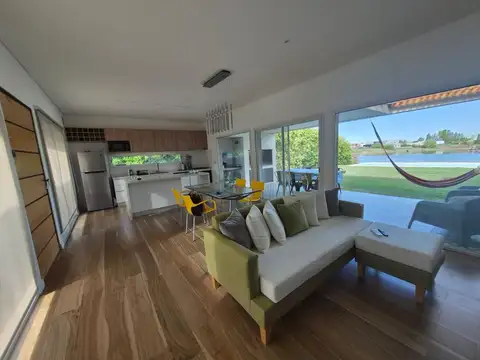 Casa en Alquiler con 4 cocheras