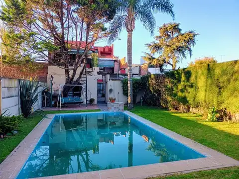 Casa 8 ambientes con 4 baños