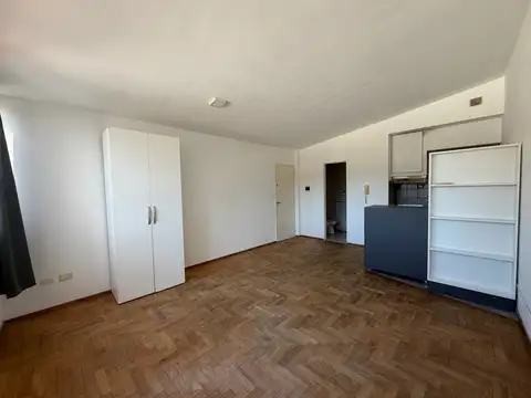 DEPARTAMENTO MONOAMBIENTE SIN BALCON DE ESCALERA CONTRAFRENTE San Juan 1800