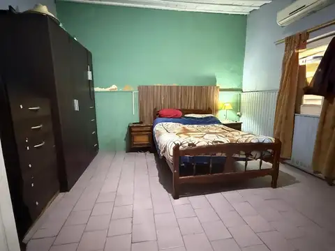 VENTA CASA DOS DORMITORIOS - ZONA CENTRO.-