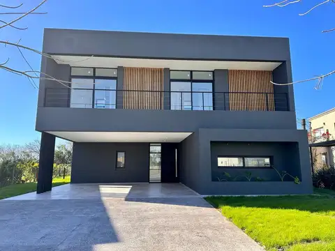 Casa en  Venta  5 ambientes garage cubierto 2 autos pileta Haras Santa Maria Escobar 