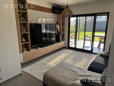 Casa en Venta con 3 cocheras