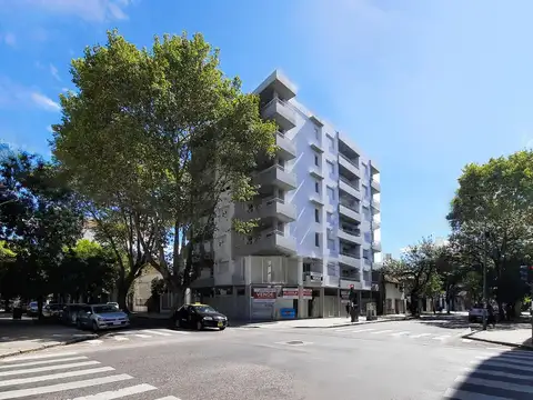 Impecable local en esquina. Pichincha. 150 m2