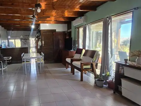 Venta casa dos dormitorios, pileta, Albarellos