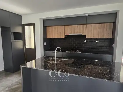 Casa 6 ambientes con 3 baños