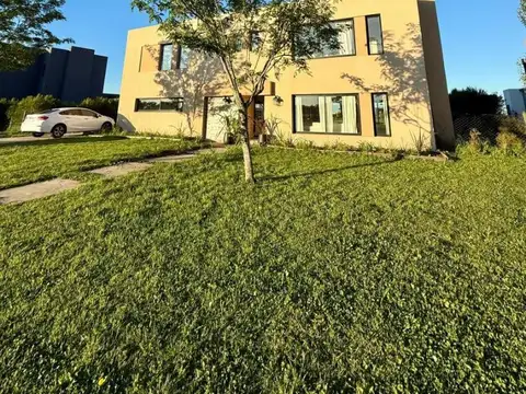 Moderna Casa en Barrio San Sebastián – Pileta, Galería.