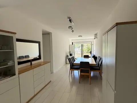 EXCEPCIONAL DEPARTAMENTO DE 4 AMBIENTES, 102M2 TOTALES, AL FRENTE, CON GRAN BALCON. COCHERA CUBIERTA. INMEJORABLE UBICACION!