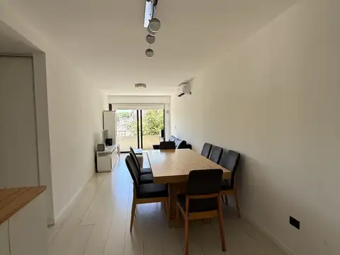 EXCEPCIONAL DEPARTAMENTO DE 4 AMBIENTES, 102M2 TOTALES, AL FRENTE, CON GRAN BALCON. COCHERA CUBIERTA. INMEJORABLE UBICACION!