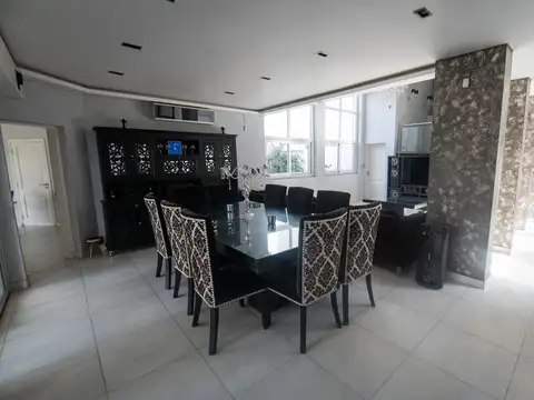 Lujosa casa de dos pisos con pileta y gran parque