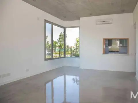 Casa en Alquiler con 2 cocheras