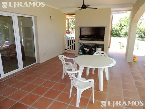 Casa en Alquiler con 1 cochera