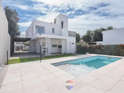 VENTA CASA 3 DORM C/PILETA VILLA CATALINA CORDOBA