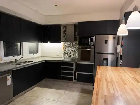 Casa en Alquiler con 2 cocheras