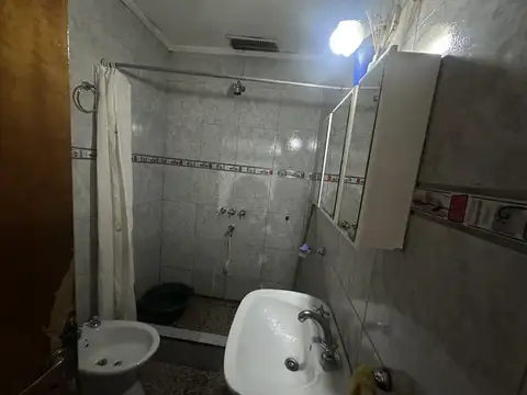 Casa 6 ambientes con 2 baños