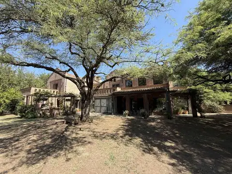 Casa en Venta con 3 cocheras