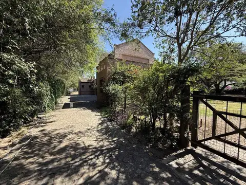 Casa 8 ambientes con 3 baños