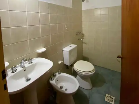 VENTA DE DEPARTAMENTO  EN PB AL FRENTE CON PATIO
