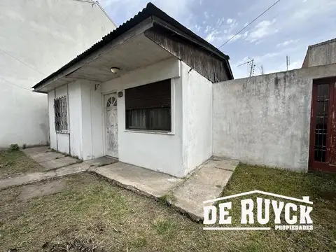 Barton 738 (calle 386) a pasos de Mosconi y 12 de Octubre al 700