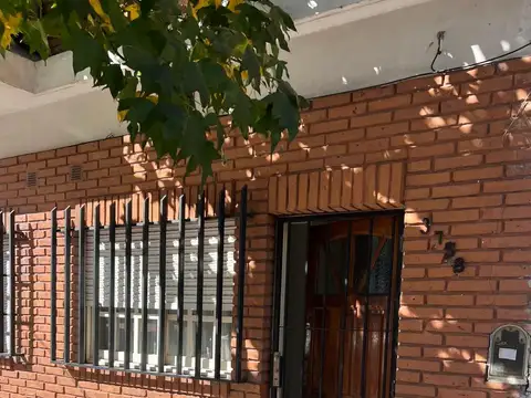 MONOAMBIENTE EN PH CON ENTRADA INDEPENDIENTE, PLANTA BAJA AL FRENTE  CON PATIO