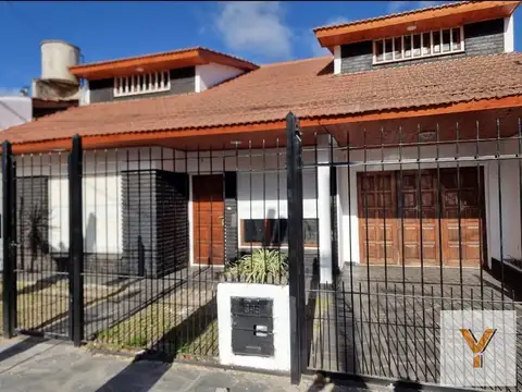 Casa en venta - 4 Dormitorios 2 Baños - Mar del Plata