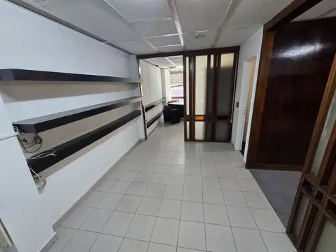 VENTA OFICINA + DEPOSITO. Posible permuta.