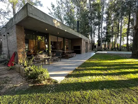 VENTA CASA 3 DORMITORIOS PILETA PUERTO PARAISO  