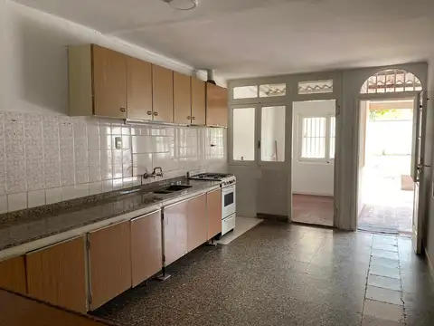 Casa 6 ambientes con 2 baños