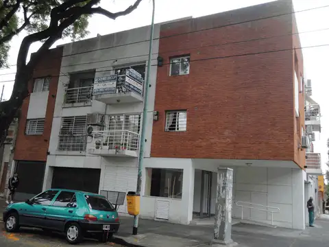 EXCELENTE DEP.TO DOS AMBIENTES -COCHERA CUBIERTA PRIVADA