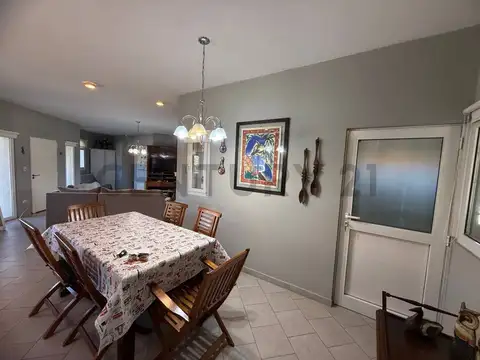 Casa en Alquiler con 4 cocheras