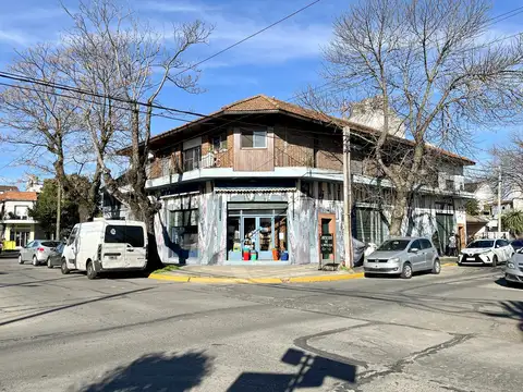 Luminoso PH en alquiler con vista abierta y patio, sin expensas, ubicado en Martínez.